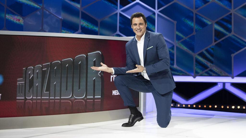 Ion Aramendi en una imagen promocional de su programa 'El cazador', en TVE.