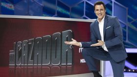Ion Aramendi en una imagen promocional de su programa 'El cazador', en TVE.