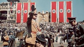 Hitler en un desfile en 1939 (en color).
