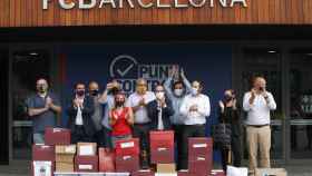Los impulsores de la moción de censura celebran a las puertas de las oficinas del FC Barcelona