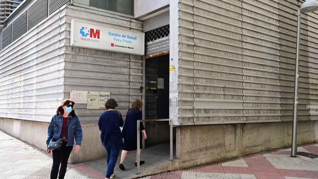 Varias personas entran en el centro de salud de Peña Prieta en el barrio madrileño de Vallecas este jueves.