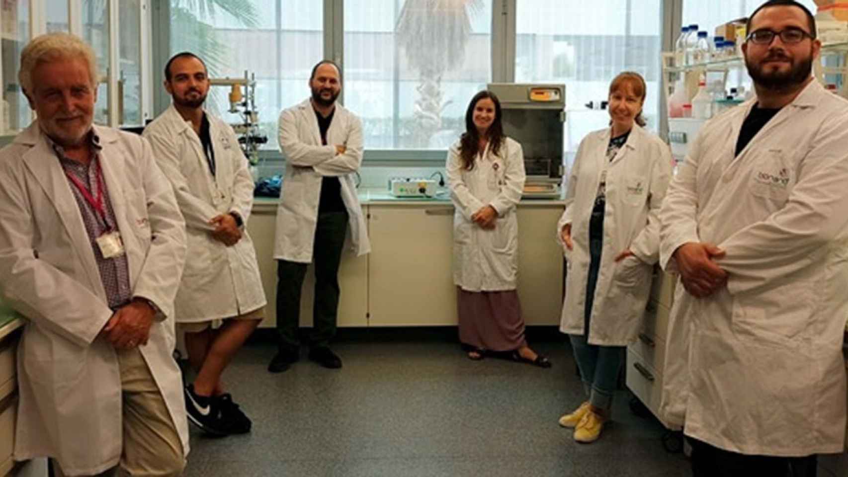 El equipo de investigadores en su laboratorio.