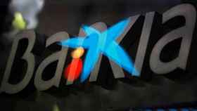 Montaje con los logotipos de CaixaBank y Bankia.