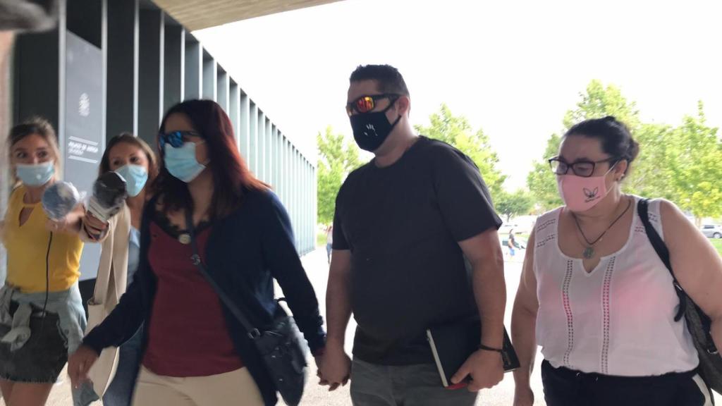 La madre de Naiara, testigo, entrando al juzgado con dos de los tres acusados en el caso.