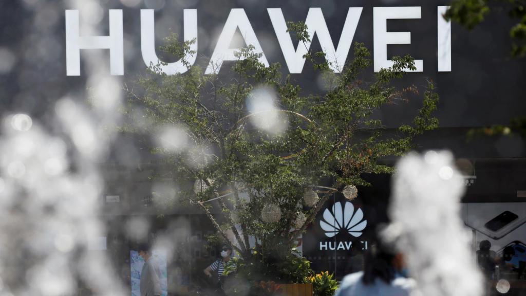 Logo de Huawei en una tienda de un centro comercial en Beijing, en una imagen de archivo.