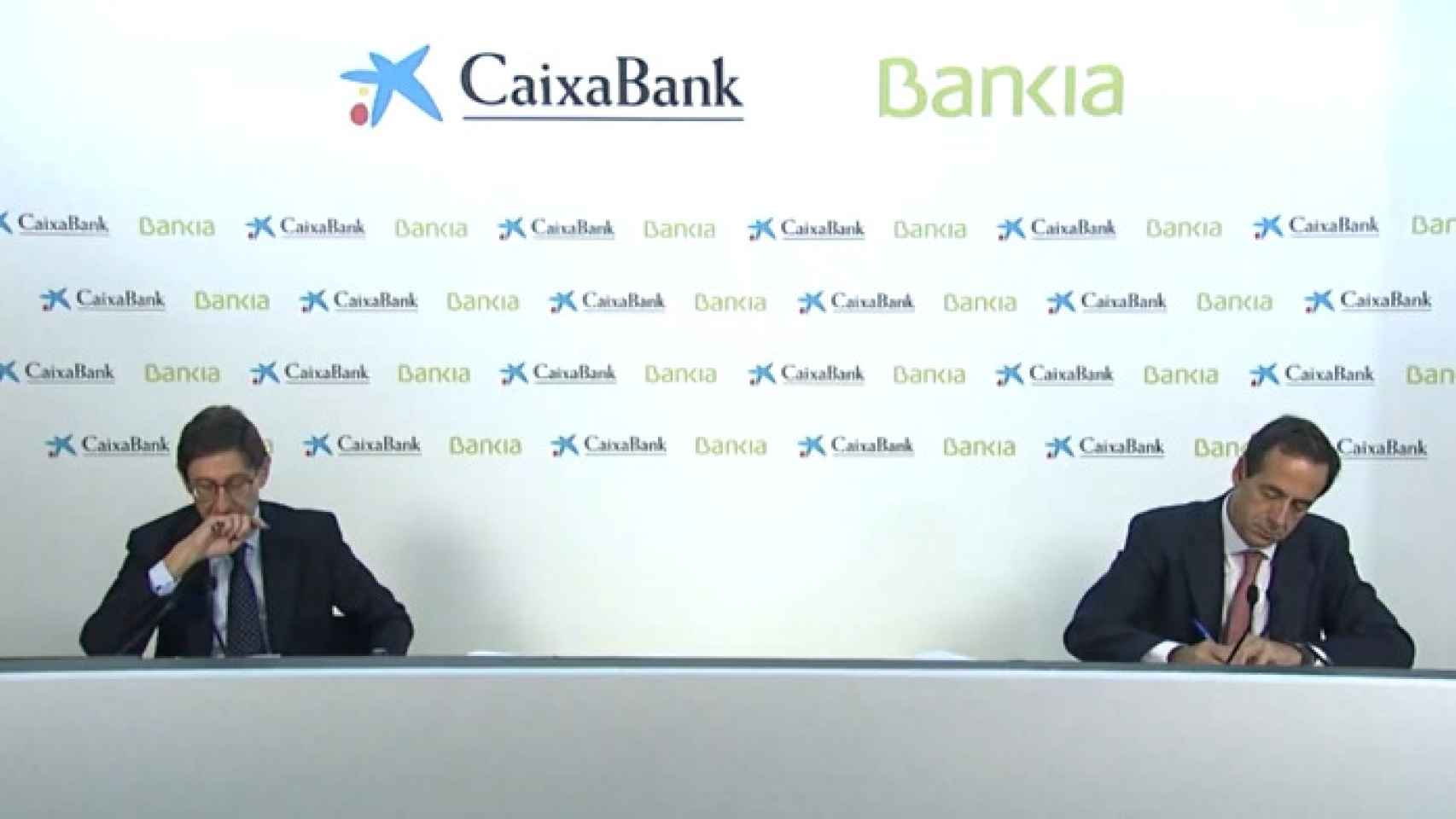 El presidente de Bankia, José Ignacio Goirigolzarri, y el presidente de CaixaBank, Gonzalo Gortázar.
