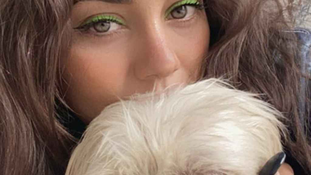 Vanessa Hudgens ha apostado por un llamativo eyeliner en tono verde neón.