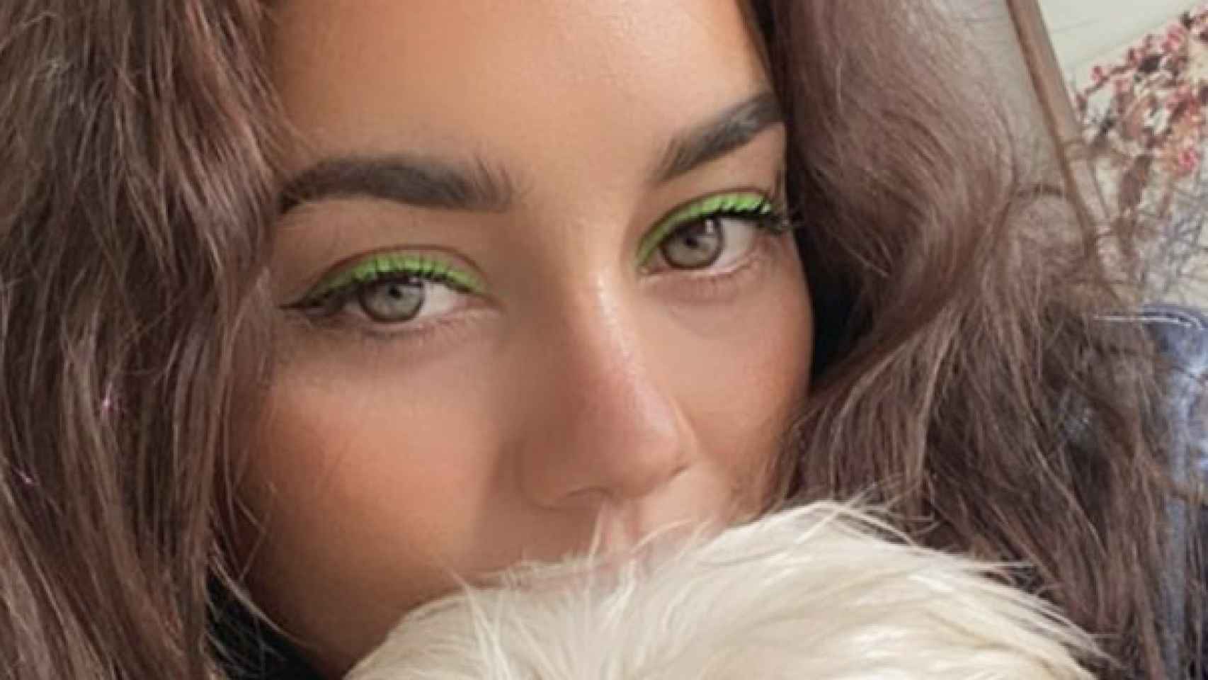 Vanessa Hudgens ha apostado por un llamativo eyeliner en tono verde neón.