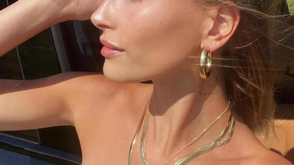Hailey Bieber, en cambio, prefiere optar por un 'make up' en tonalidad lila.