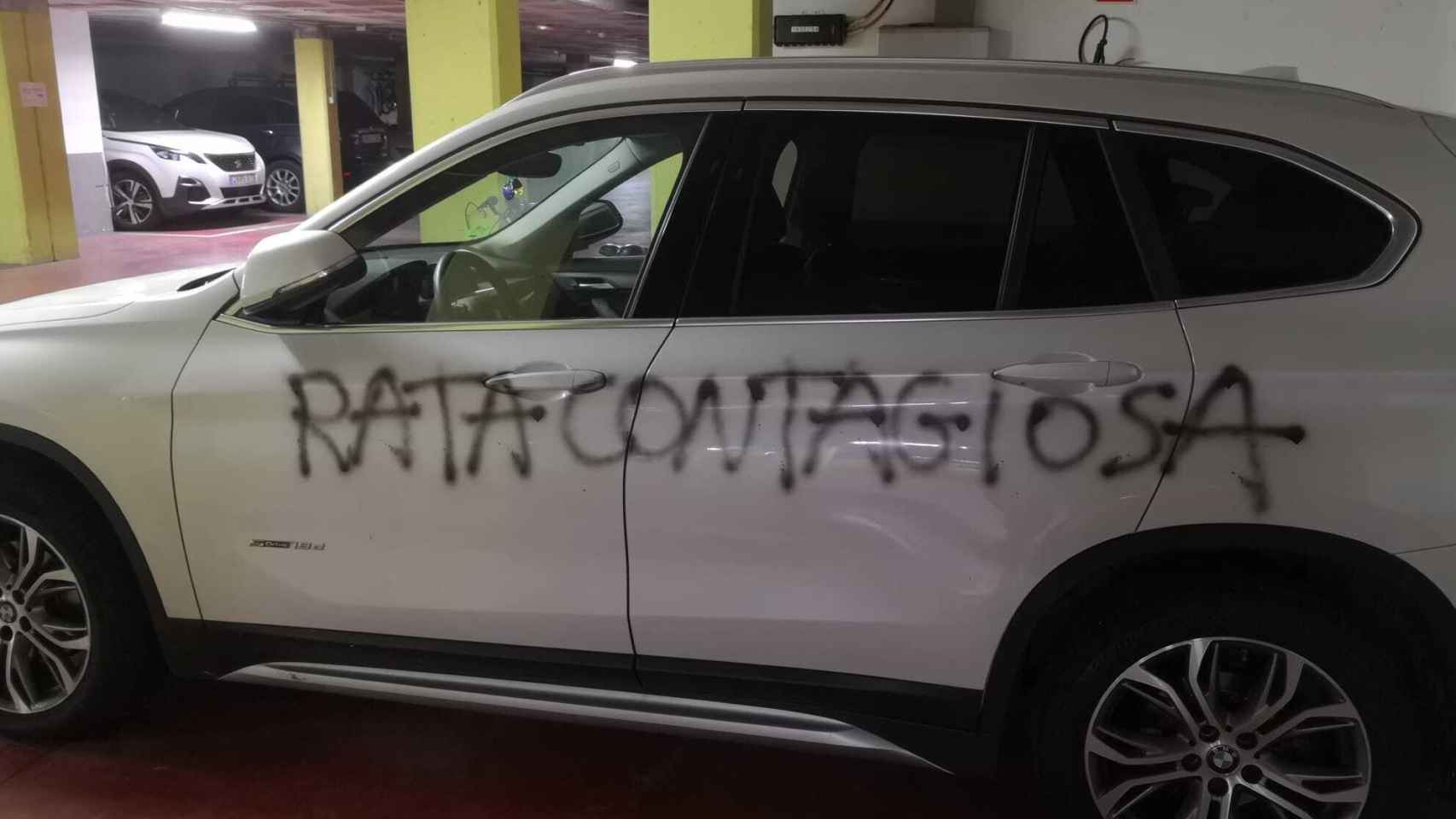Rata contagiosa pintado en la puerta del coche de Silvana Bonino