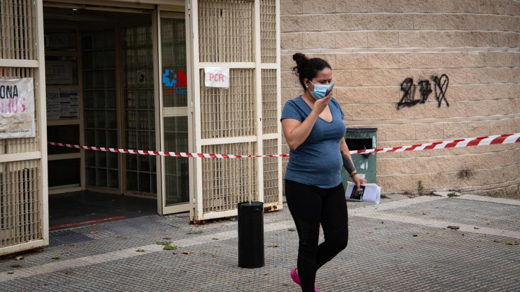 Una paciente sale de un centro de salud adscrito al Hospital Infanta Leonor.
