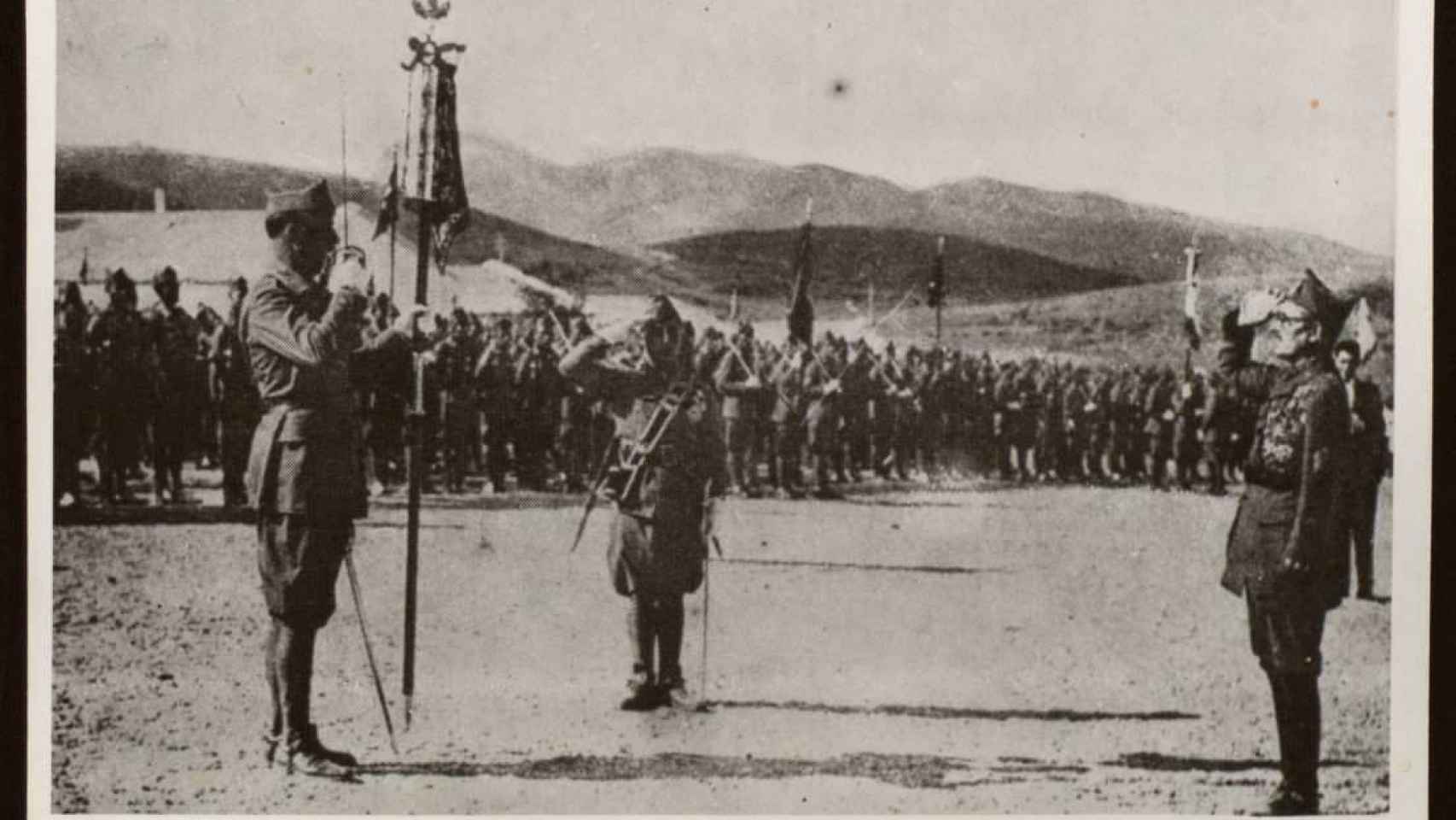 Ascendido Franco a general, entrega a Millán-Astray el mando del Tercio. Enero de 1926.
