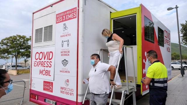 El Área de Salud de Ibiza y Formentera lleva a cabo un cribado poblacional en las localidades de Vila y Sant Antoni. EFE/ Sergio G. Canizares