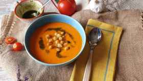 Sopa de tomate, garbanzos y pesto de avellana