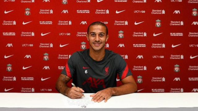 Thiago Alcantara firma su contrato con el Liverpool FC