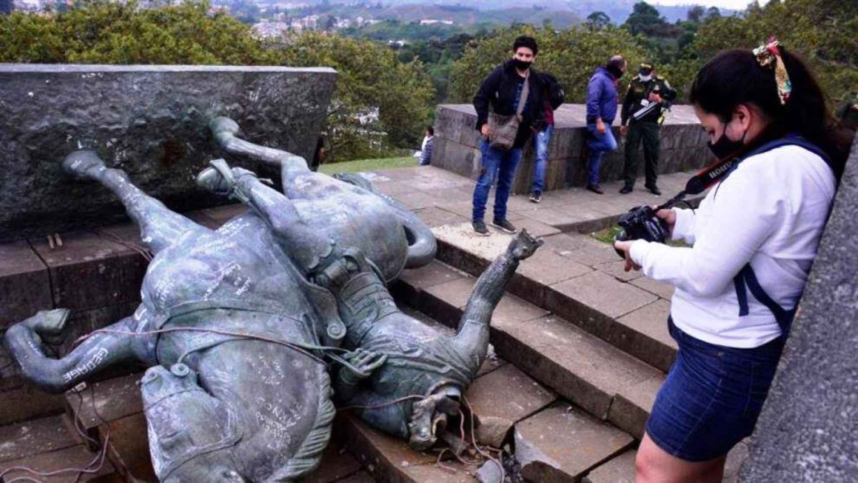 Así quedó el monumento a Sebastián Belalcázar tras ser derribado del pedestal