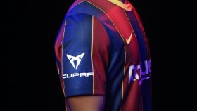 Imagen de la camiseta del FC Barcelona con el logo de Cupra.