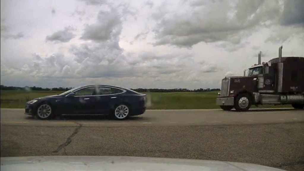 El Tesla parado por la policía canadiense