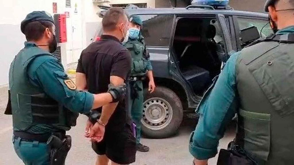 Antonio Tejón, acompañado por agentes de la Guardia Civil.