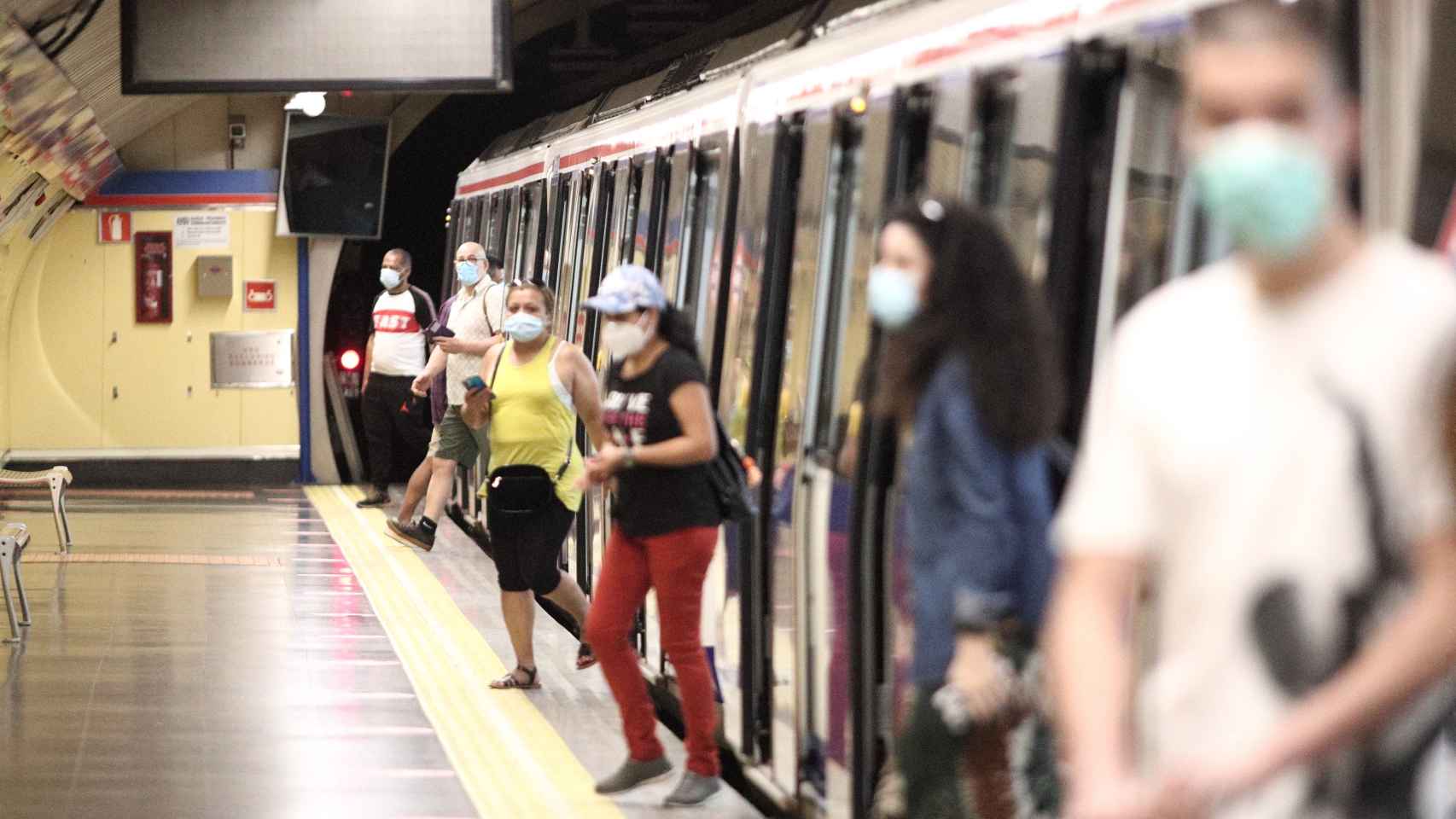 Madrileños en el Metro.