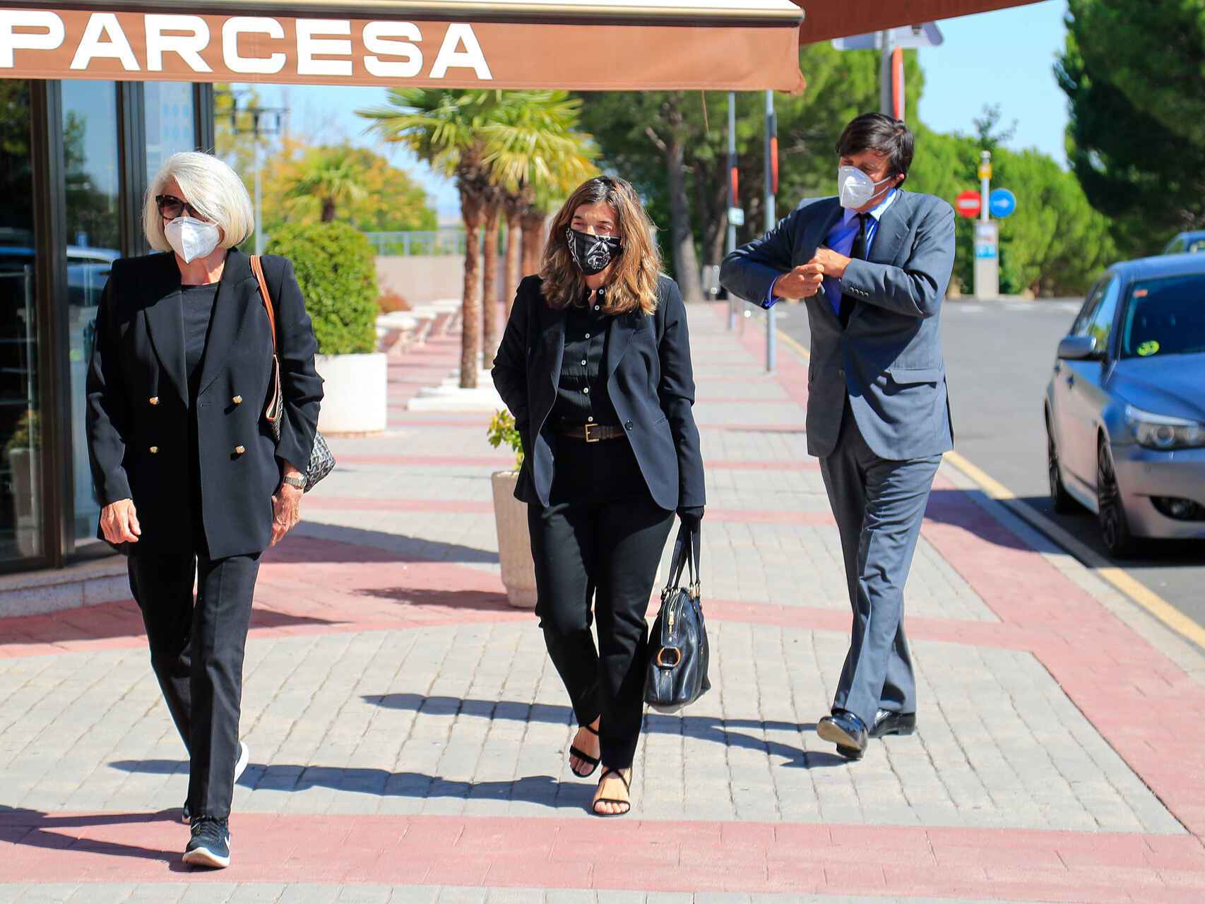 Xandra y Manuel Falcó junto a su madre, Jeannine Girod, en el funeral de Jaime Carvajal.