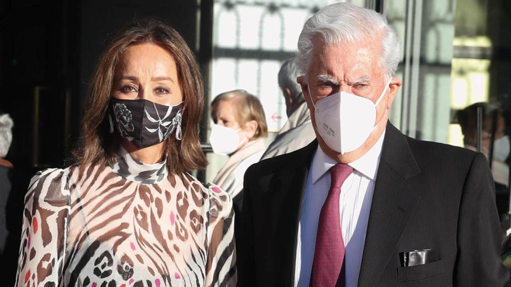 Isabel Preysler y Mario Vargas Llosa a las puertas del Teatro Real.