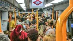 Viajeros en el Metro de Madrid.
