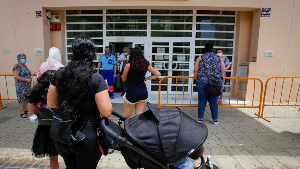 Vecinos de Lepe (Huelva) acuden a un Centro de Salud de la localidad onubense.