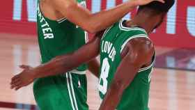 Jason Tatum y Kemba Walker, durante el tercer partido de la final de la Conferencia Este de 2020 entre Miami Heat y Boston Celtics