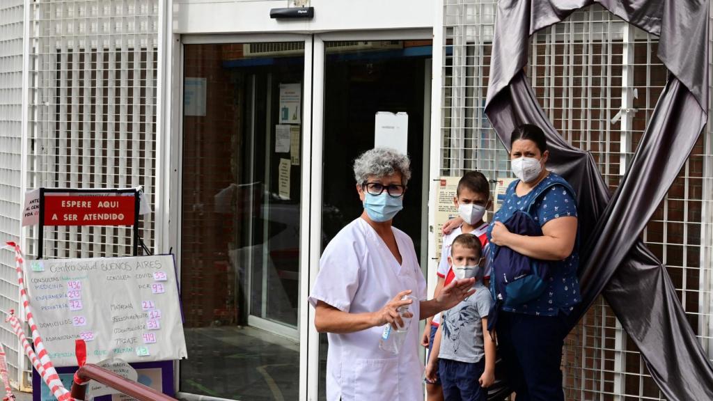 Una sanitaria con gel hidroalcohólico en el ambulatorio de Buenos Aires de Vallecas este jueves.