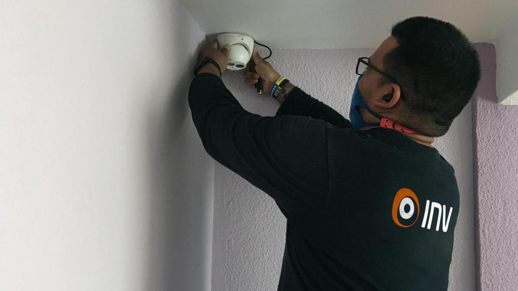 Un técnico instalando la sirena, conectada a la alarma antiokupas.