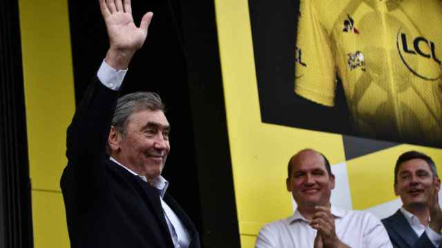 Eddy Merckx saludando al público
