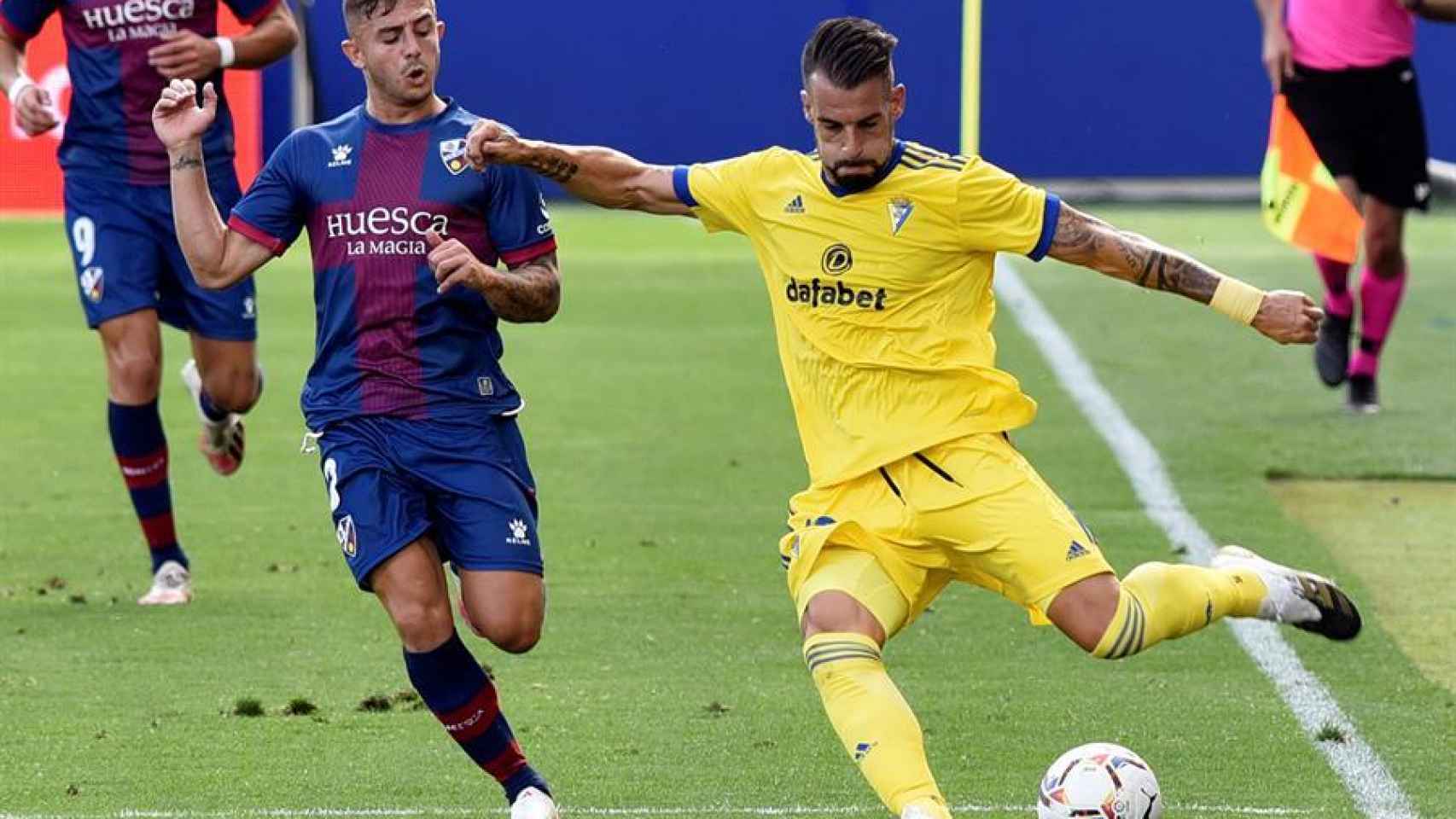 Álvaro Negredo ante Pablo Maffeo, en el Huesca - Cádiz de la jornada 2 de La Liga