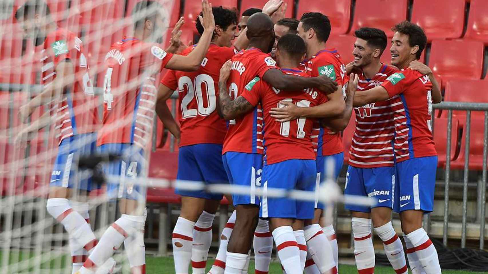 Piña de los jugadores del Granada para celebrar el gol ante el Alavés en la jornada 2 de La Liga