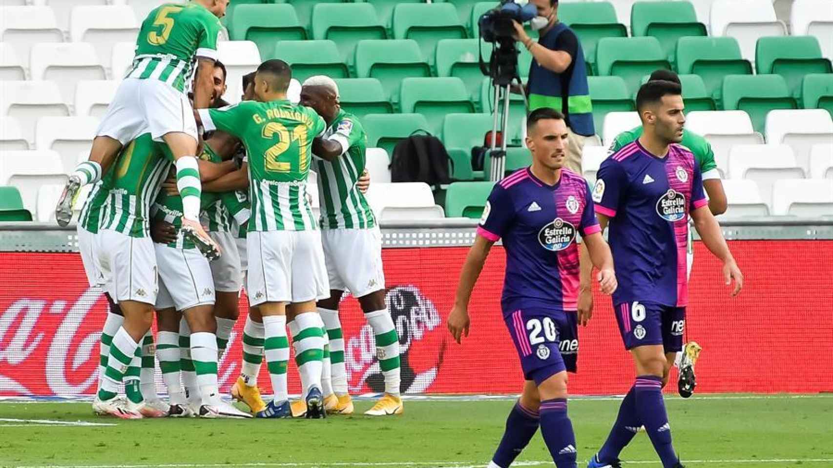 Piña de los jugadores del Betis ante el Valladolid en la jornada 2 de La Liga