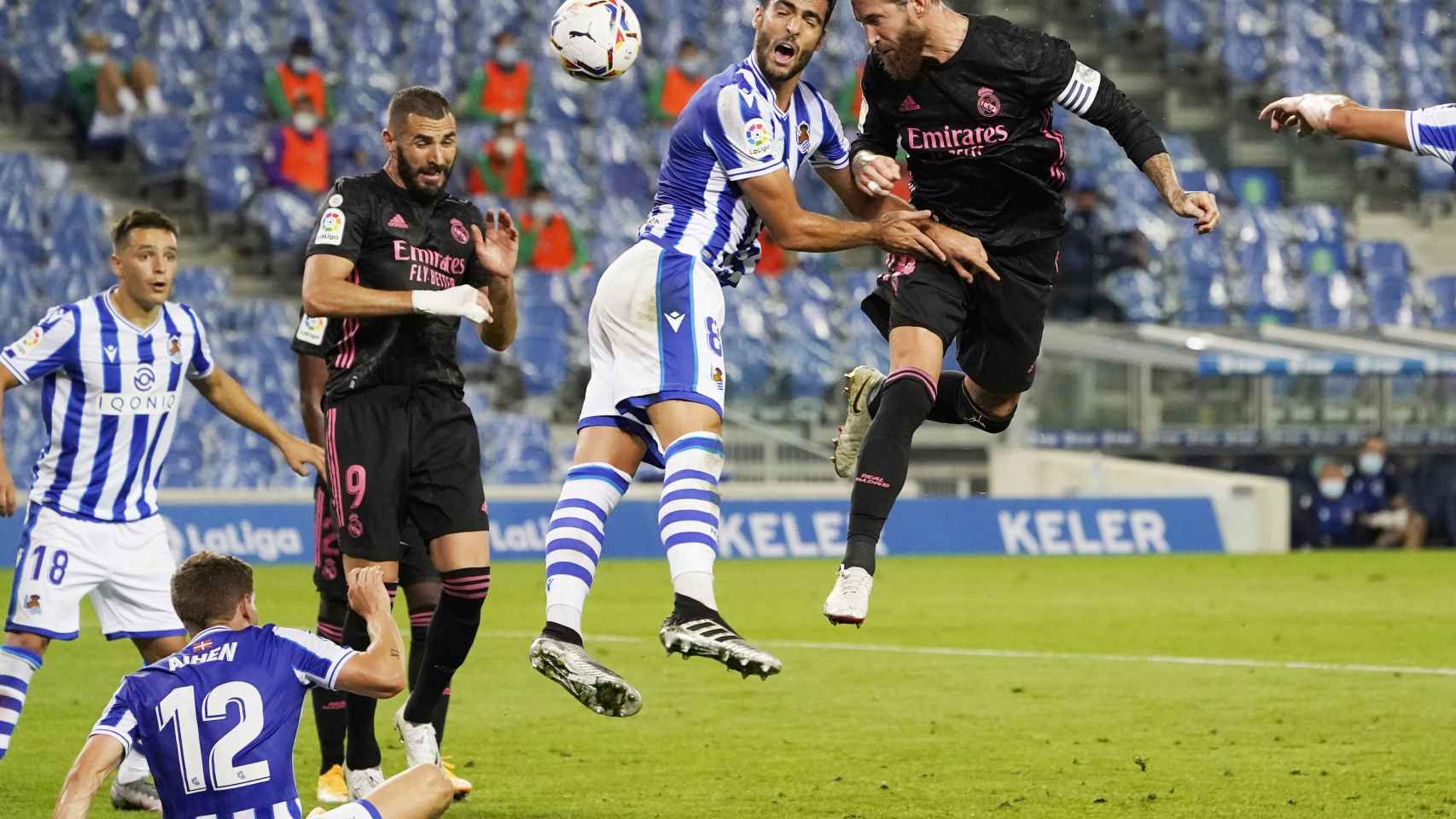Sergio Ramos remata de cabeza dentro del área de la Real Sociedad