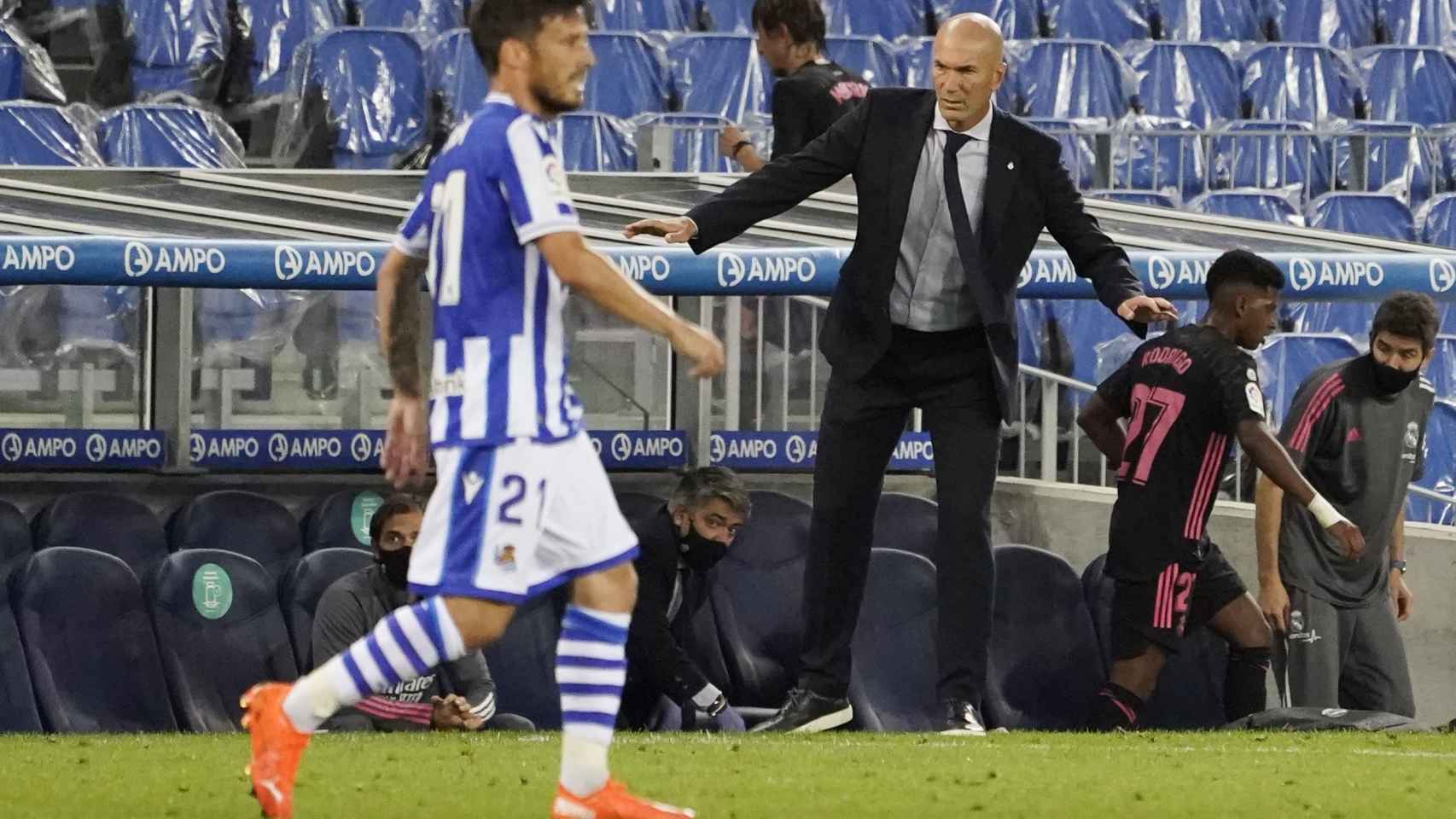 Zidane da órdenes a los jugadores del Real Madrid desde la banda del Reale Arena