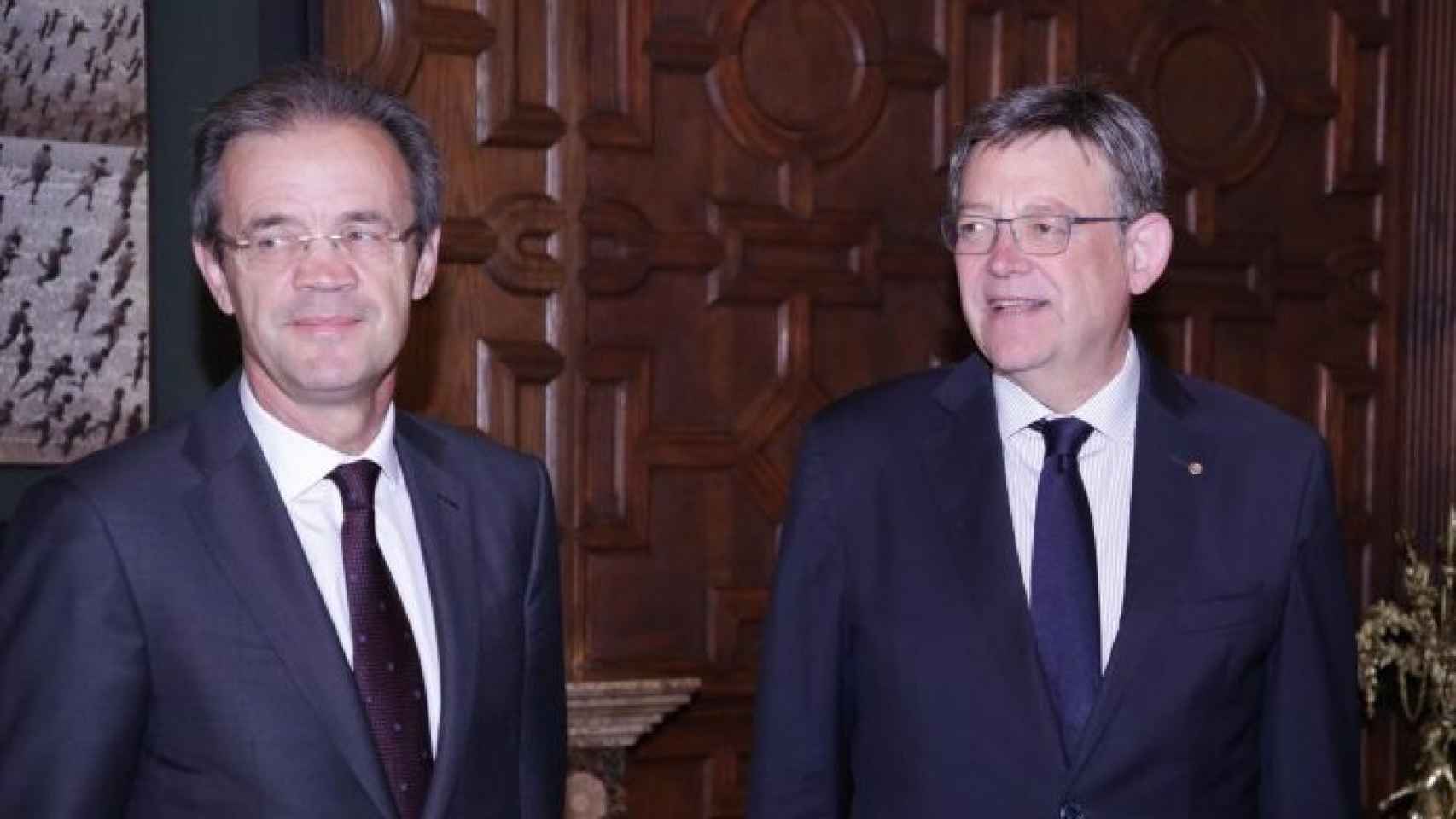 Jordi Gual, presidente de CaixaBank, junto al presidente valenciano, Ximo Puig. EE