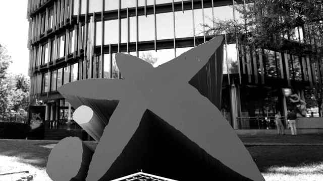 Distintivo y logo de las oficinas de Caixabank en Madrid (España) a 4 de septiembre de 2020.