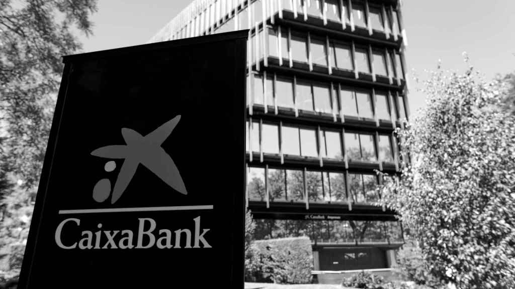 Distintivo y logo de las oficinas de Caixabank en Madrid (España) a 4 de septiembre de 2020.