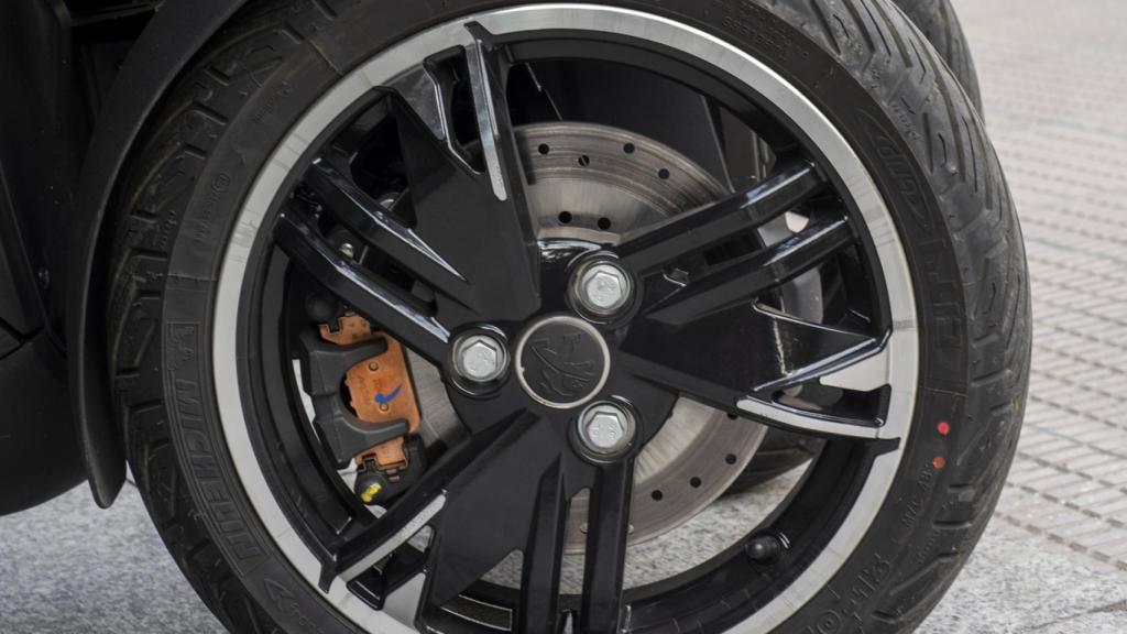 La doble rueda delantera ofrece mucha seguridad.