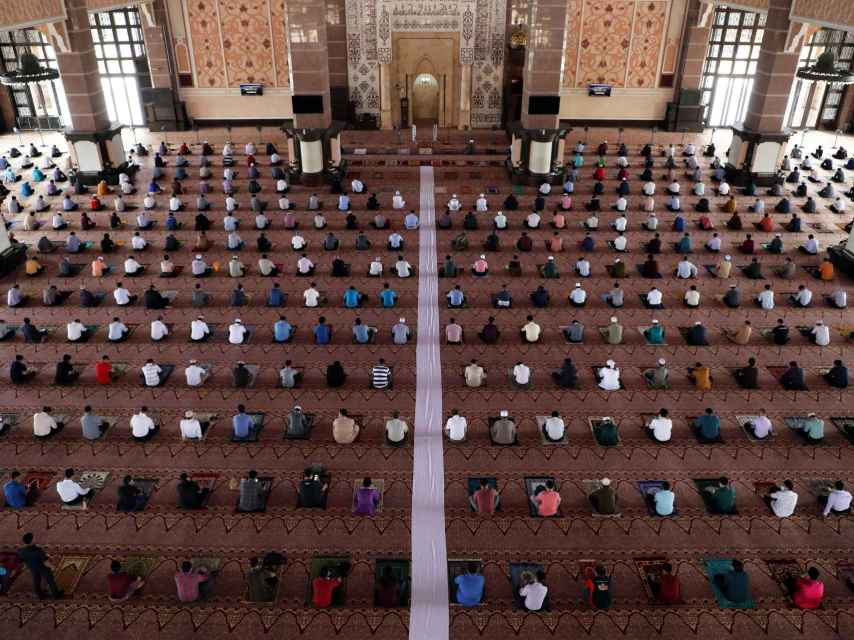 Musulmanes rezando dentro de una mezquita.