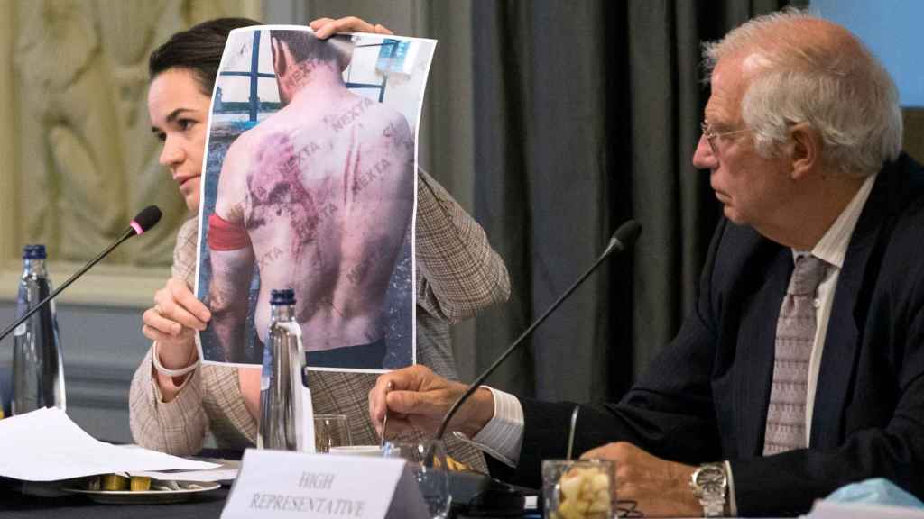 Sviatlana Sikhanouskaya exhibe la foto de un opositor bielorruso torturado ante los ministros de la UE
