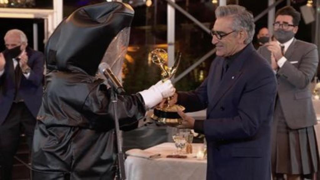 Levy recogiendo su premio.