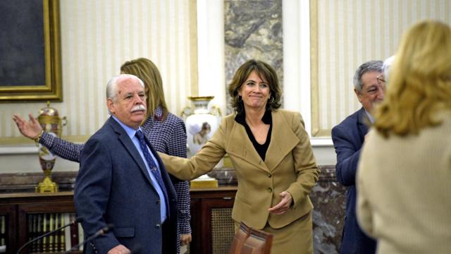 La fiscal general del Estado, Dolores Delgado, saluda al teniente fiscal del Supremo, Luis Navajas.