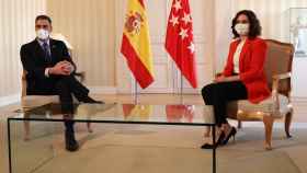 El presidente del Gobierno, Pedro Sánchez, y la presidenta de Madrid, Isabel Díaz Ayuso, este lunes en la Real Casa de Correos.