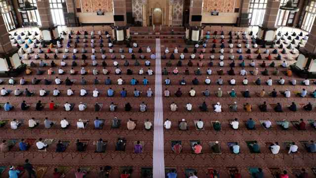 Musulmanes rezando dentro de una mezquita.