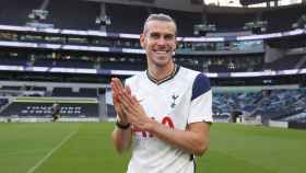 Bale posando con la camiseta del Tottenham