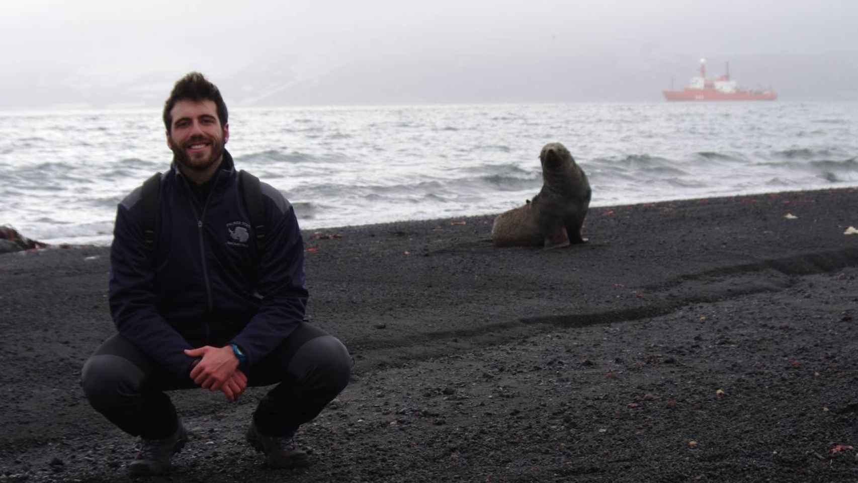 Pablo Rodríguez, junto a un lobo marino antártico en 2015.