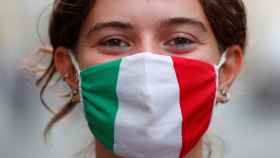 Una chica italiana que votó en el referéndum sobre el recorte de parlamentarios.